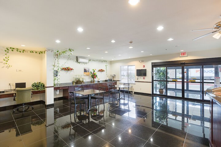 Budget Inn And Suites - thumb 4