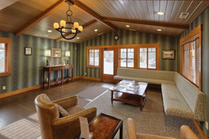 Lakeside Lodge And Suites - thumb 0