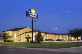 Days Inn By Wyndham Pearsall - thumb 1