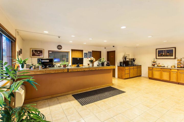 Econo Lodge - thumb 1