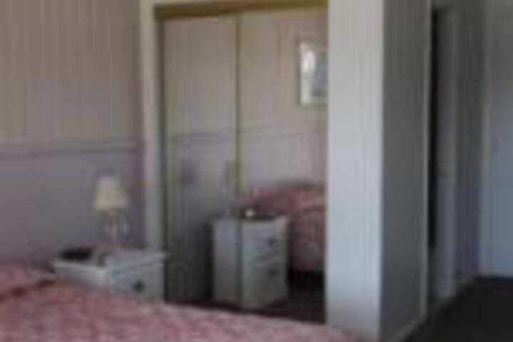 Twin Lakes Inn - thumb 0