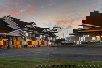 Boarders Inn  Suites by Cobblestone Hotels - Superior Duluth