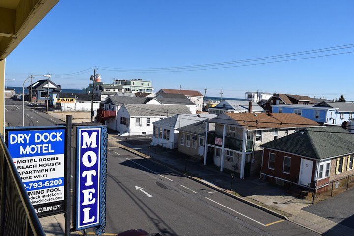 Dry Dock Motel - thumb 1