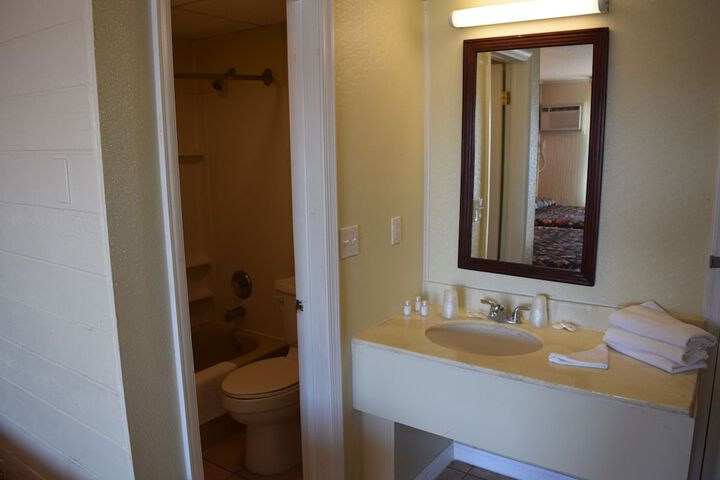 Dry Dock Motel - thumb 6