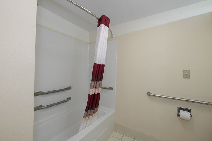 Red Roof Inn & Suites Newnan - thumb 5