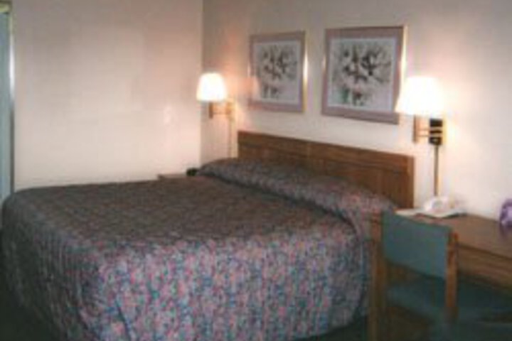 SUPER 8 MOTEL MCCOMB - thumb 1