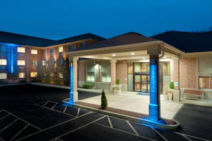Holiday Inn Express And Suites, An IHG Hotel - thumb 0