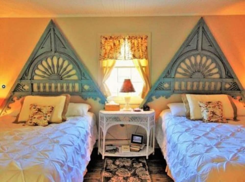 Maple Leaf Cottage Inn - thumb 1