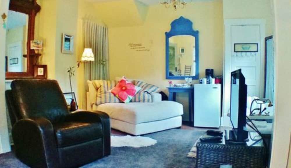 Maple Leaf Cottage Inn - thumb 6