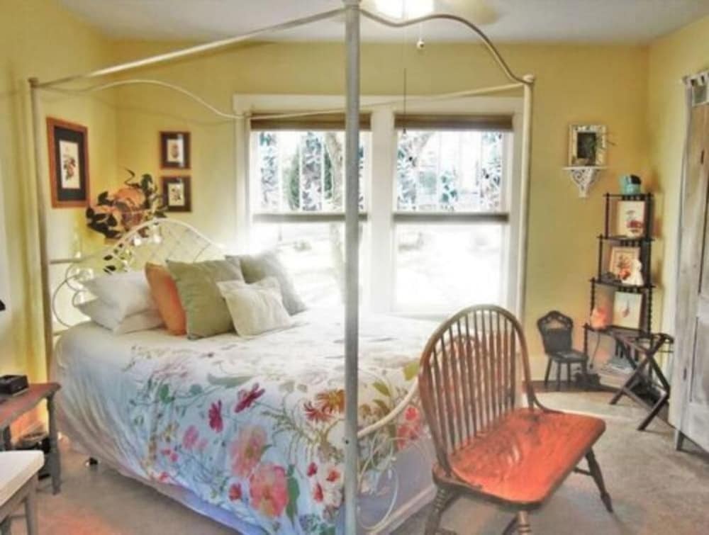 Maple Leaf Cottage Inn - thumb 3