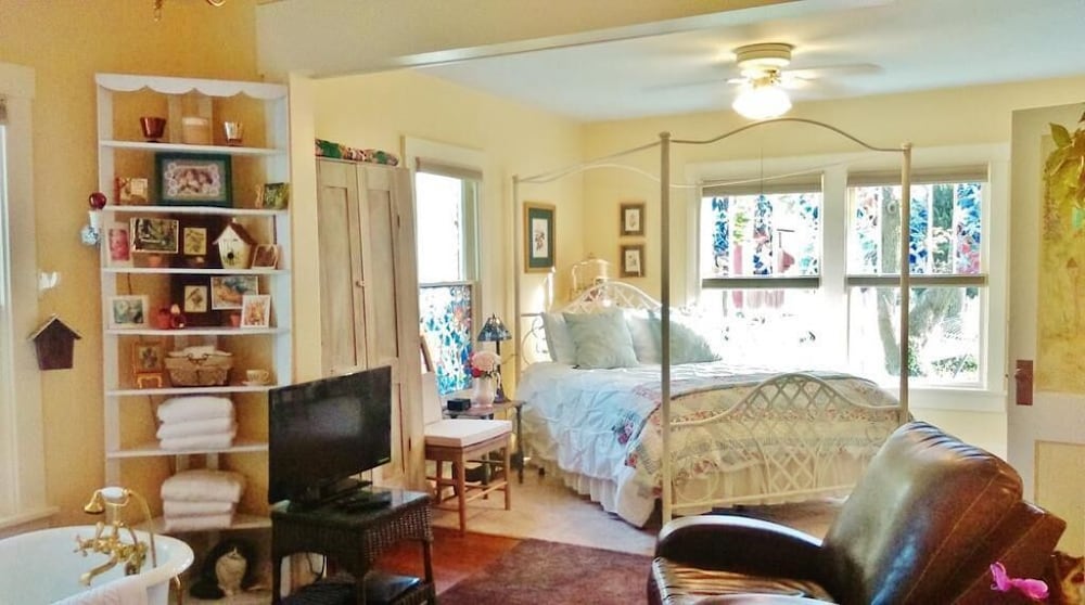 Maple Leaf Cottage Inn - thumb 0