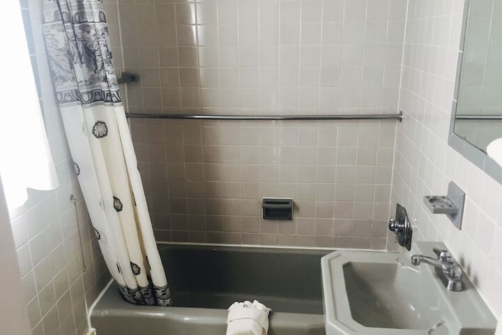 Rainbow Motel - thumb 3