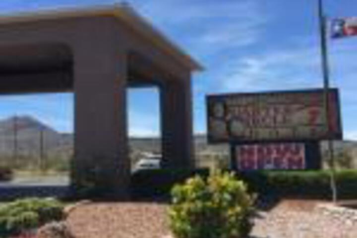 Quarter Circle 7 Hotel - thumb 0