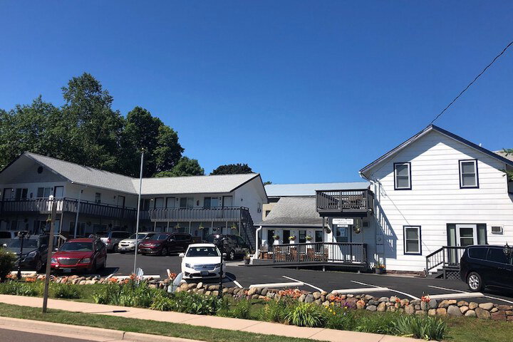 Harbor's Edge Motel - thumb 2