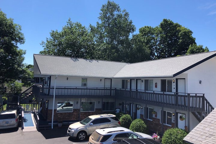 Harbor's Edge Motel - thumb 3