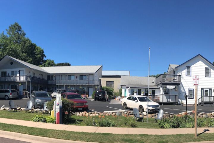 Harbor's Edge Motel - thumb 1