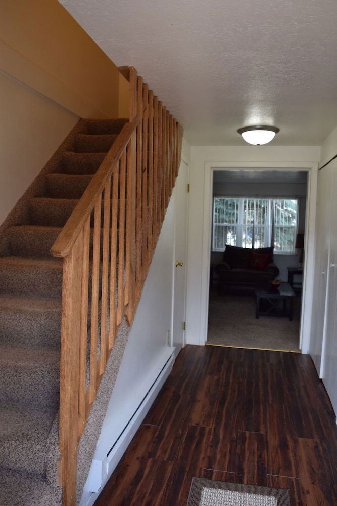 Mactavish Court Townhomes - thumb 1