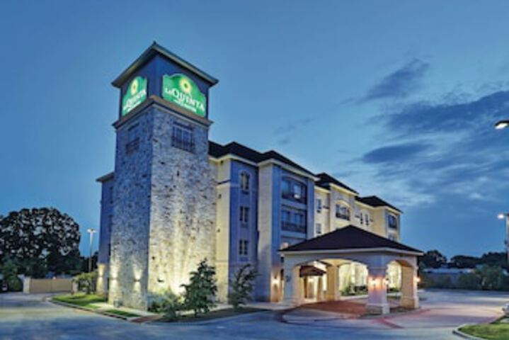 La Quinta Inn & Suites By Wyndham DFW Airport West - Euless - thumb 0