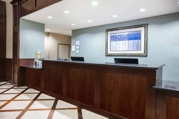 La Quinta Inn & Suites By Wyndham DFW Airport West - Euless - thumb 6