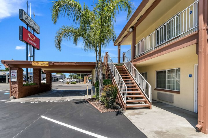 Econo Lodge Woodland Near I-5 - thumb 4