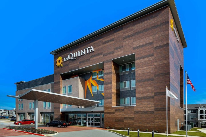 La Quinta Inn & Suites By Wyndham DFW West-Glade Parks - thumb 1