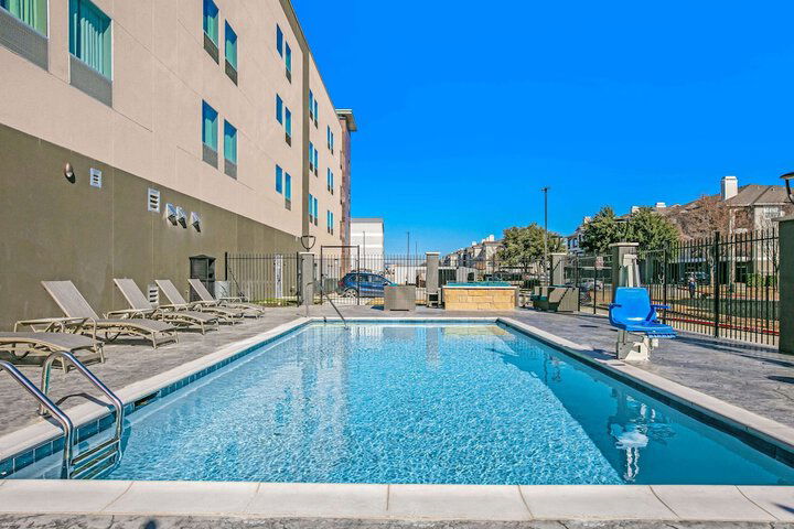 La Quinta Inn & Suites By Wyndham DFW West-Glade Parks - thumb 2