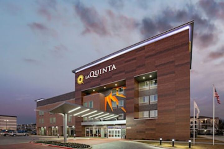 La Quinta Inn & Suites By Wyndham DFW West-Glade Parks - thumb 0
