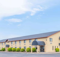 Super 8 by Wyndham Pratt - Accommodation Seattle