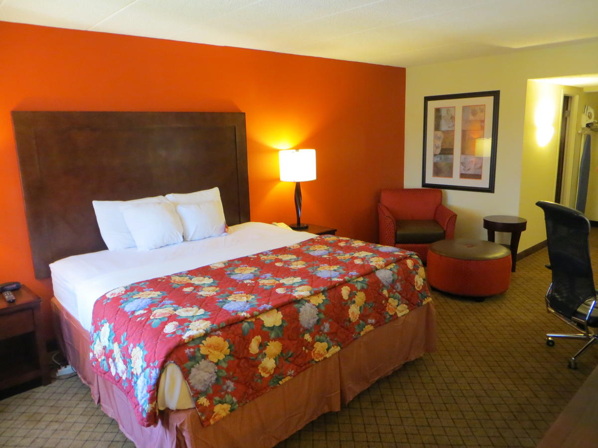 Ramada By Wyndham Lansing Hotel & Conference Center - thumb 6