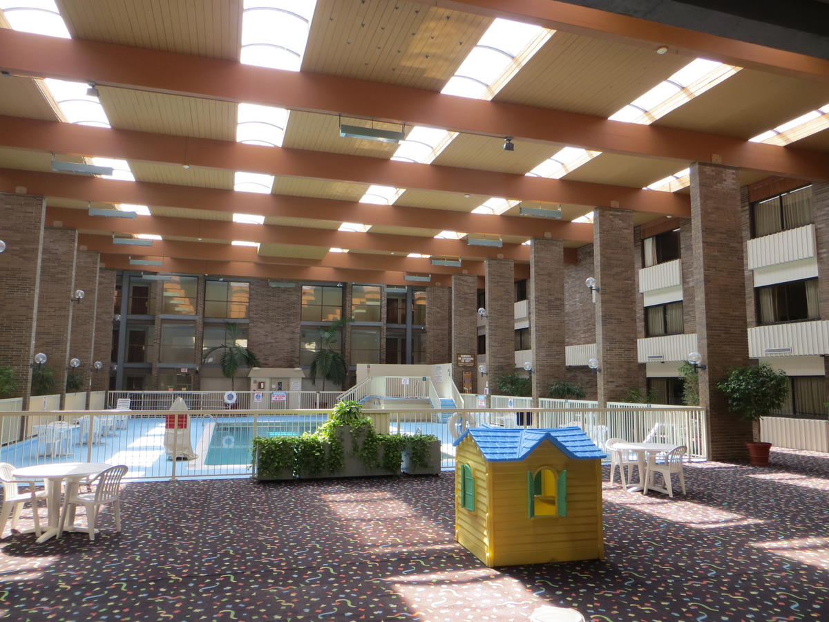 Ramada By Wyndham Lansing Hotel & Conference Center - thumb 2