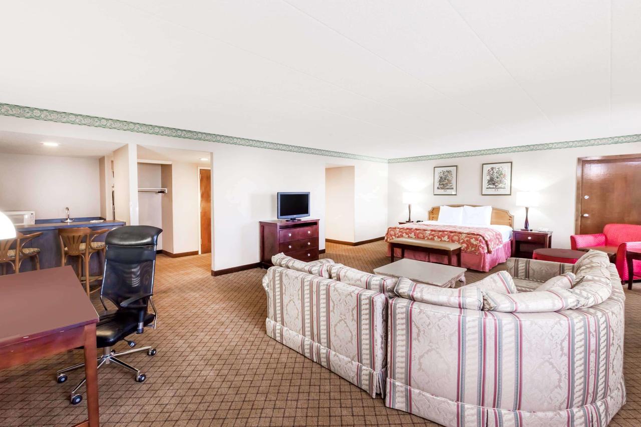 Ramada By Wyndham Lansing Hotel & Conference Center - thumb 0