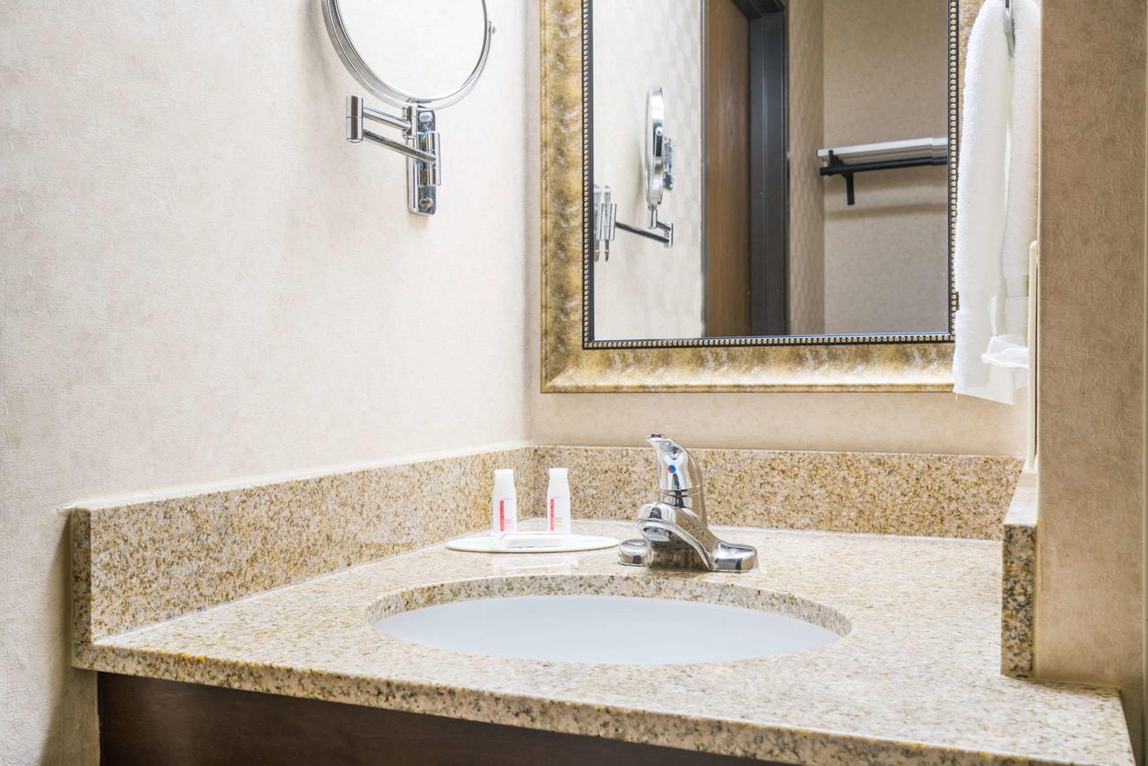 Ramada By Wyndham Fargo - thumb 36