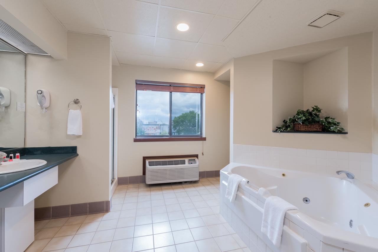 Ramada By Wyndham Fargo - thumb 9