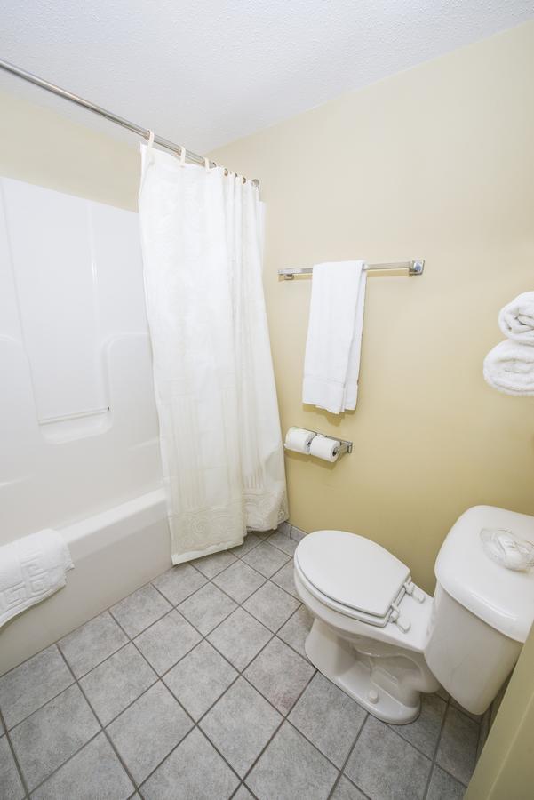 OurGuest Inn & Suites Downtown Port Clinton - thumb 23