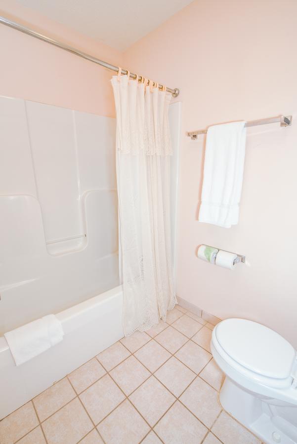 OurGuest Inn & Suites Downtown Port Clinton - thumb 16