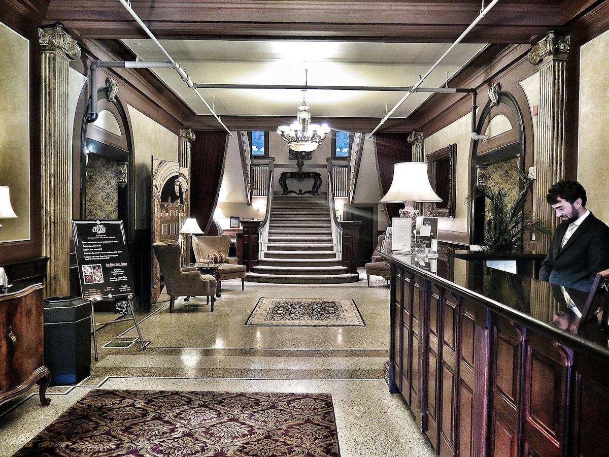 MarQueen Hotel - thumb 1