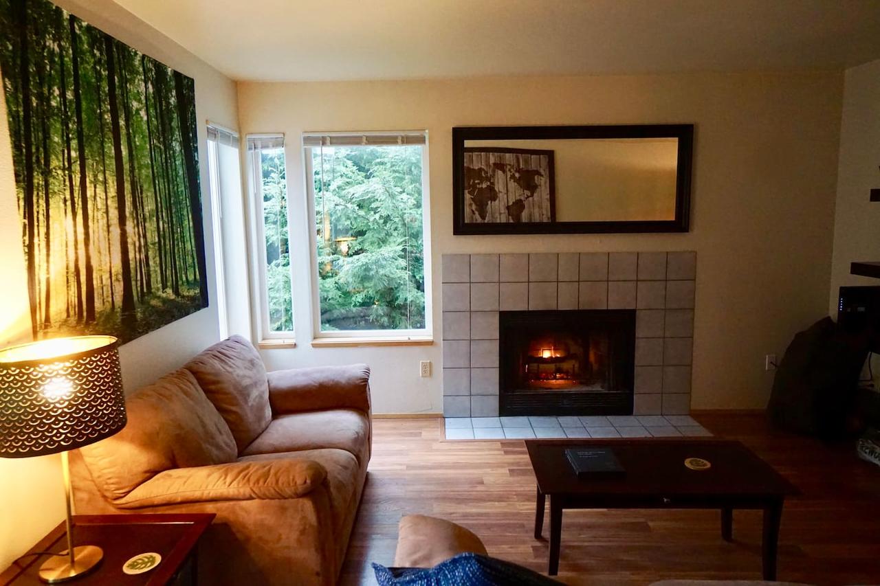 Cozy 2BR Oasis In Capitol Hill W Balcony - thumb 1