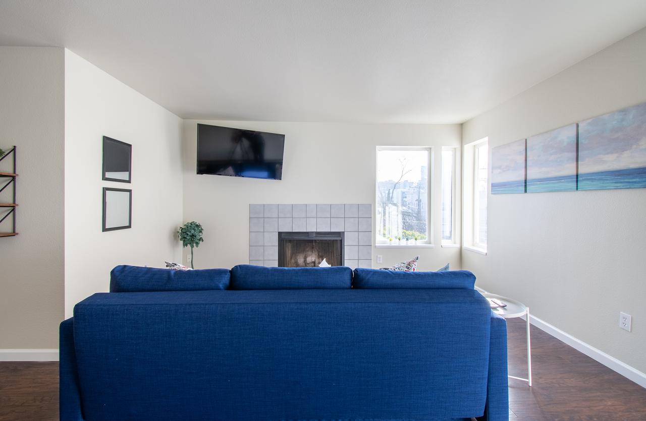 Cozy 2BR Oasis In Capitol Hill W Balcony - thumb 3