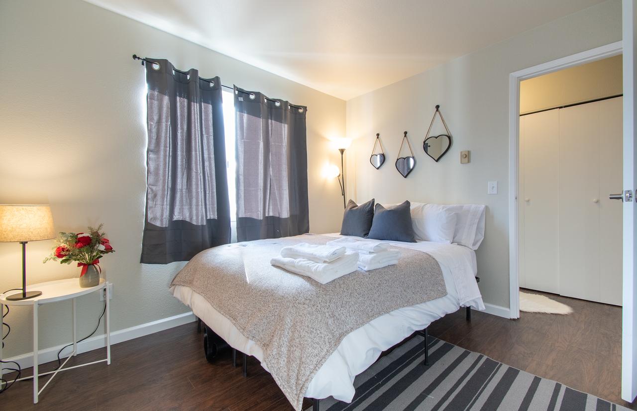 Cozy 2BR Oasis In Capitol Hill W Balcony - thumb 18
