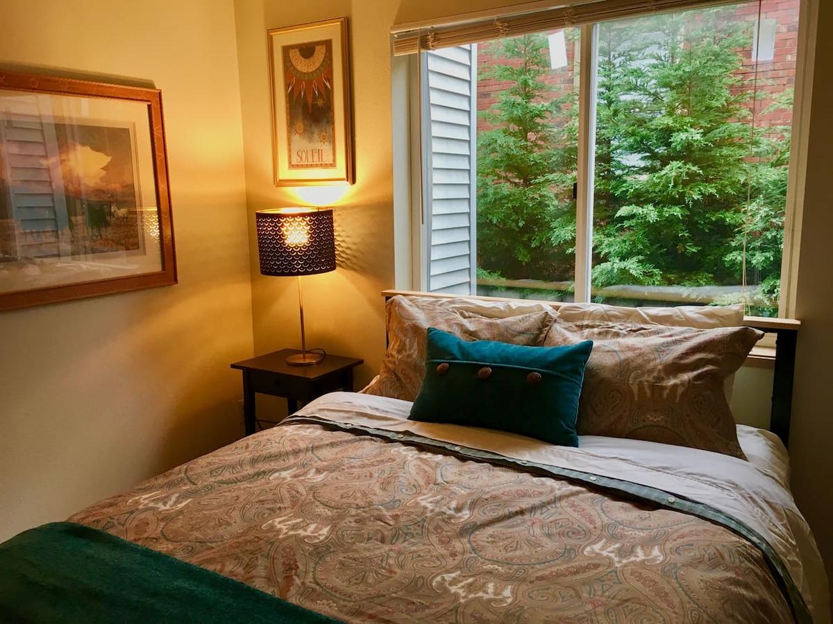 Cozy 2BR Oasis In Capitol Hill W Balcony - thumb 20