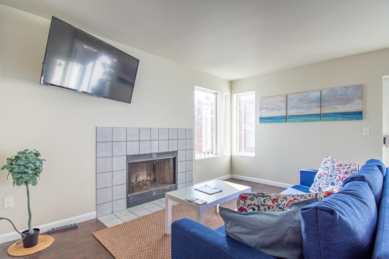 Cozy 2BR Oasis In Capitol Hill W Balcony - thumb 4