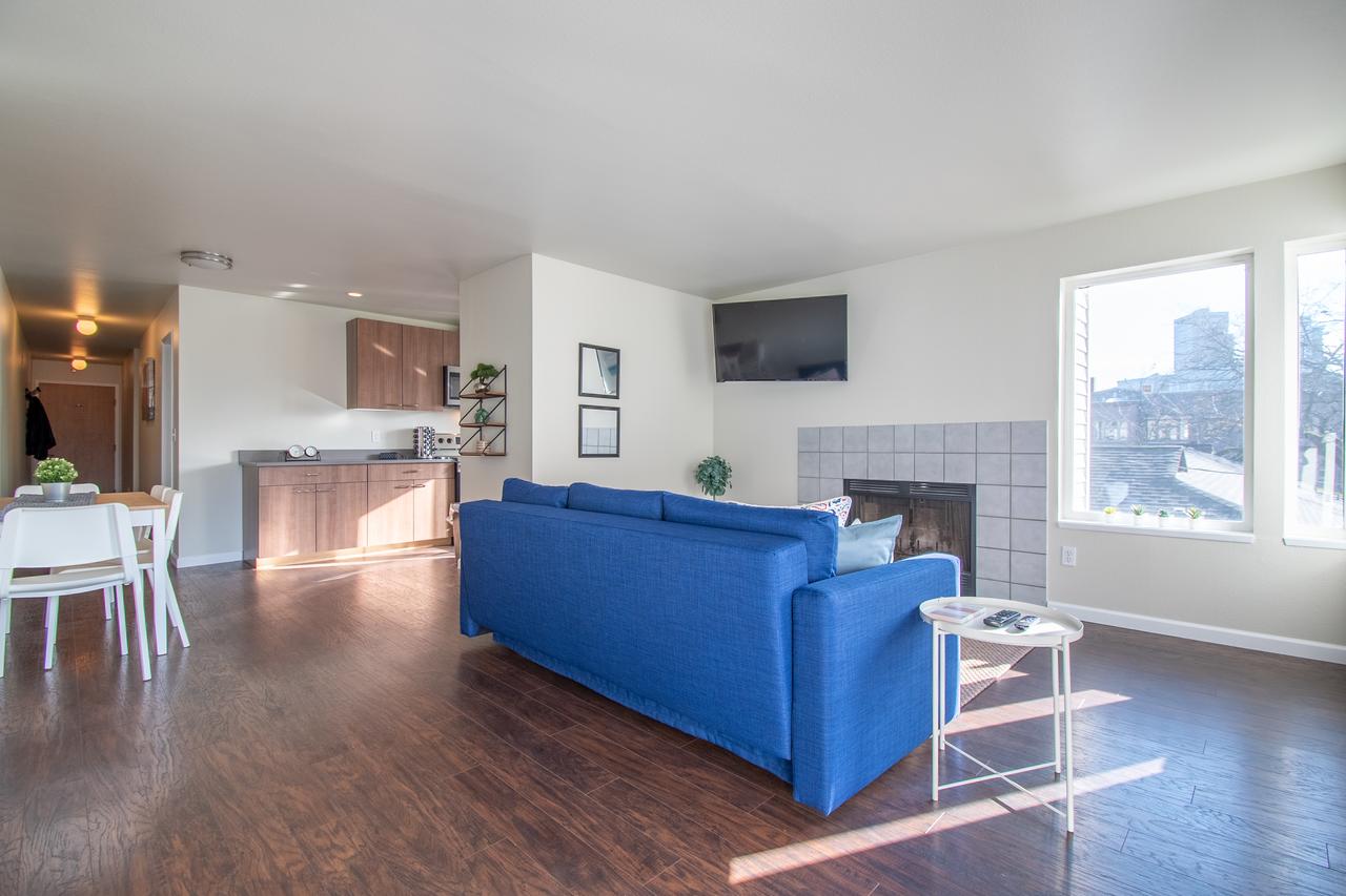 Cozy 2BR Oasis In Capitol Hill W Balcony - thumb 6