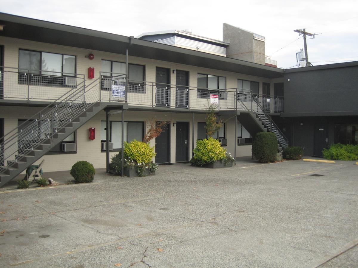 The Grove West Seattle Inn