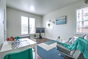 Beautiful 2 BR House Walking Distance From Downtown