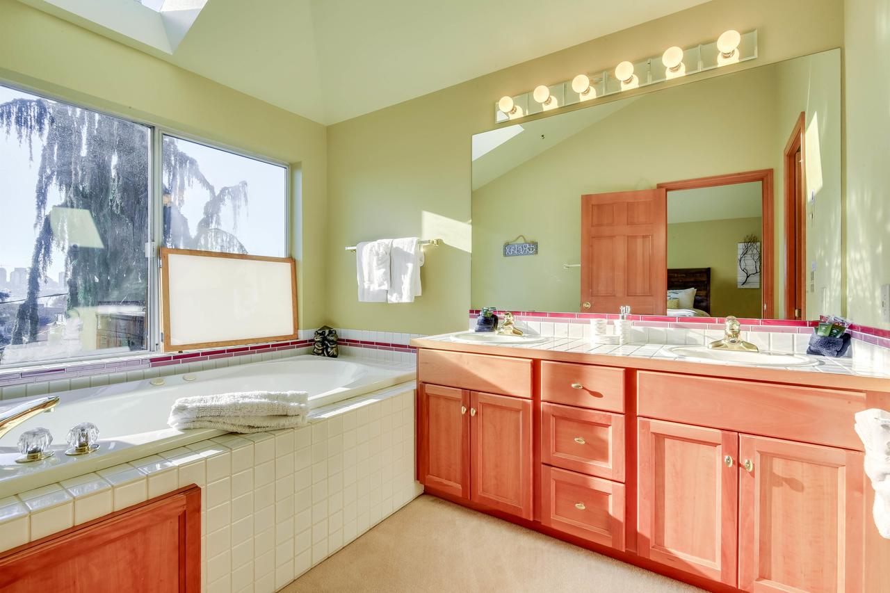 Wallingford Lake House - 4 Bed 3 Bath Vacation Home In Seattle - thumb 11