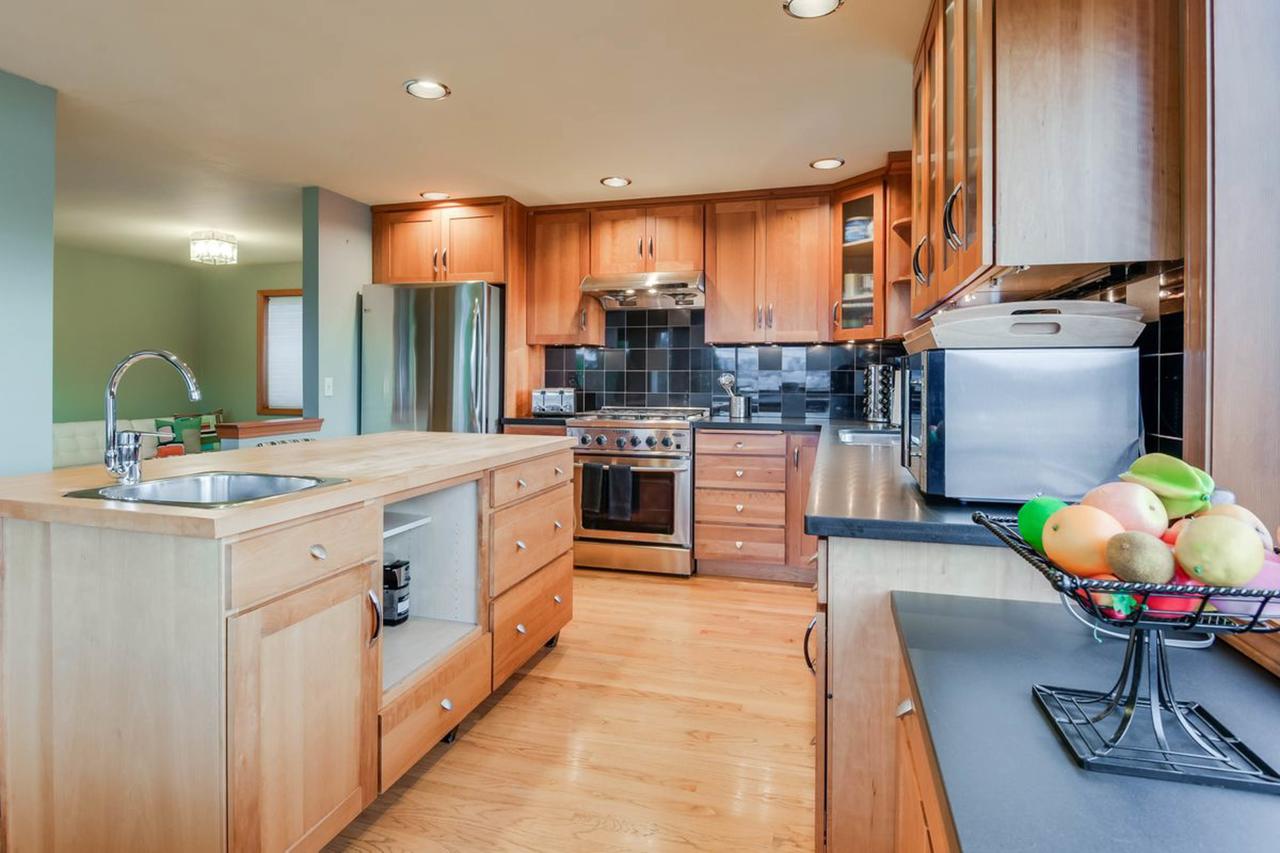 Wallingford Lake House - 4 Bed 3 Bath Vacation Home In Seattle - thumb 2