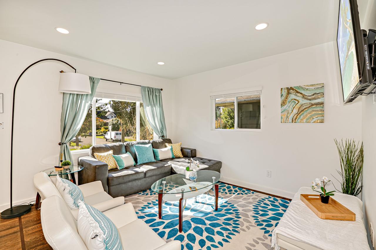 Perfect Central Ballard, Top Floor Suite - Near Beach & Minutes To City Center Home