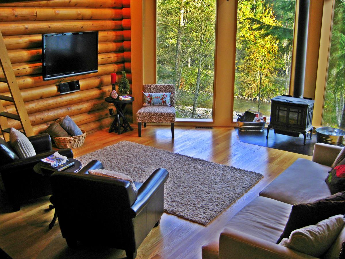 Luxurious Riverfront Log Home Estate - thumb 9