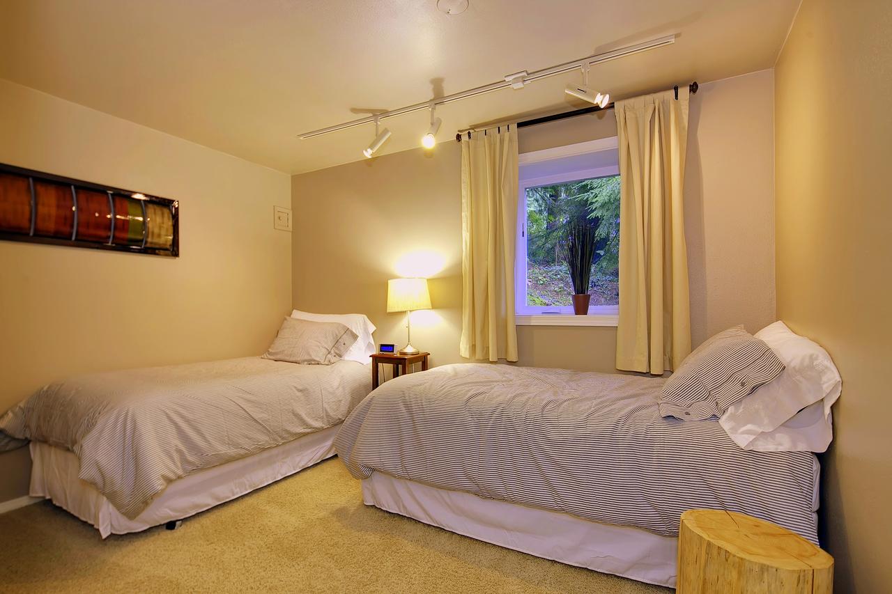 Luxurious Riverfront Log Home Estate - thumb 18