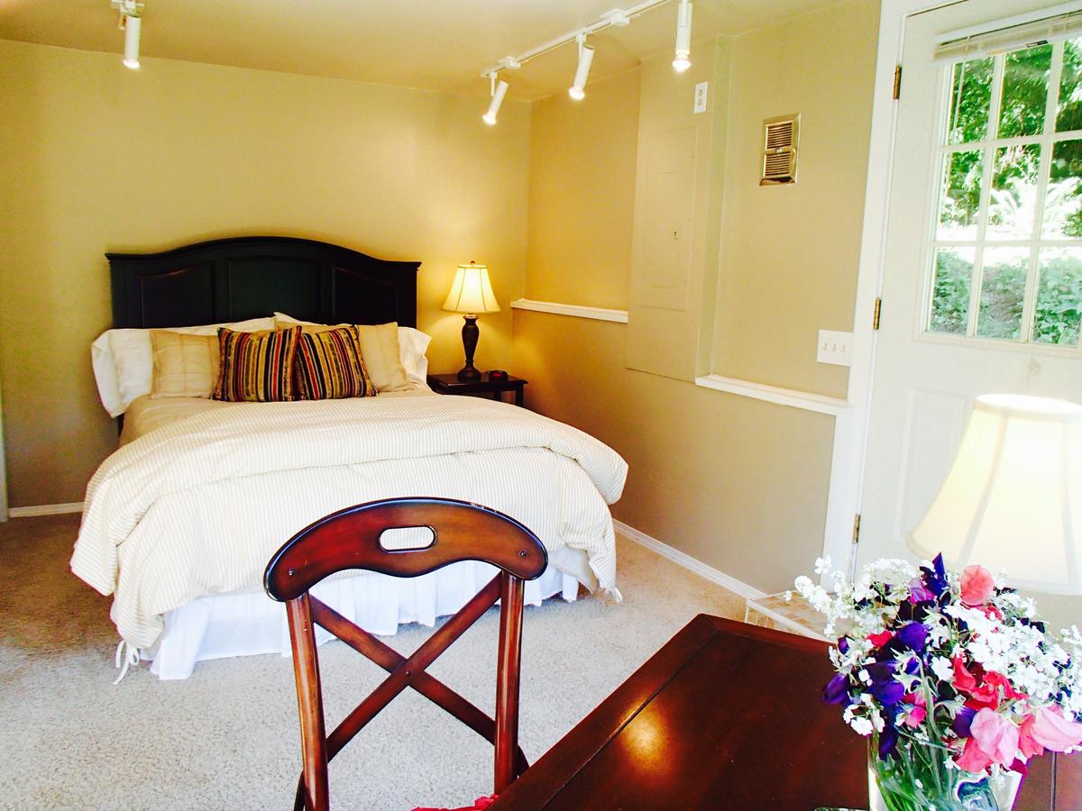 Luxurious Riverfront Log Home Estate - thumb 15